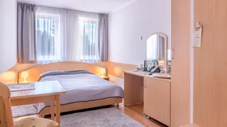 tailor-hotel-sport-and-conference-pokoj-rodzinny-standardowy-001.jpg